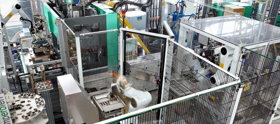 Vertical Clamp Injection Molding