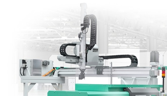 Choosing the Right Robot for Plastics Automation: Sprue Pickers, Cartesian, 6-Axis & Cobots